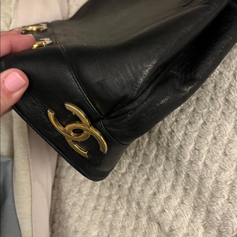 CHANEL Black bag with Gold Details - Picture 6 of 11